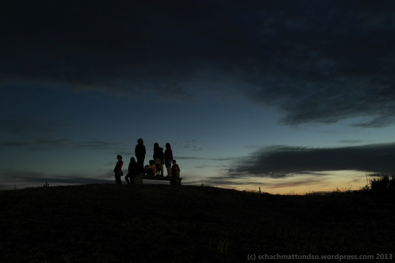 Das sieht schon cool aus, wie unsere Reisetruppe da unter dem Abendhimmel steht und runter aufs Wattenmeer guckt, oder?
