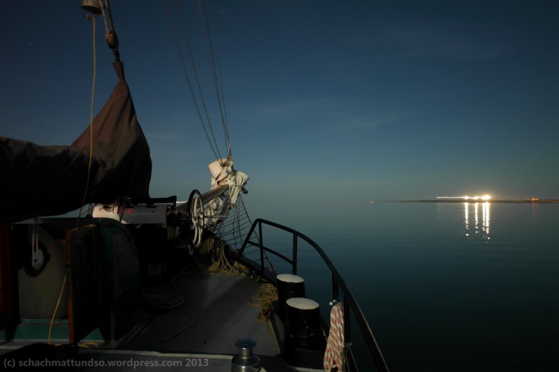 Das Foto ist von meinem Papa, aber ich mag es so. Es ist von einem Abend, an dem wir nachts noch ein Stück mit Motor gefahren sind.