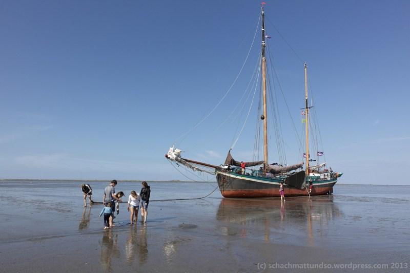 Unser Schiff. Ein restauriertes Plattbodenschiff. Hier beim Trockenlegen, das heißt bei Hochwasser nen netten Ort im Watt suchen, das Wasser abfließen lassen und schließlich das Schiff zu Fuß verlassen.